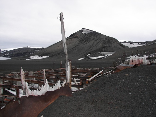 Base Antártica destruida