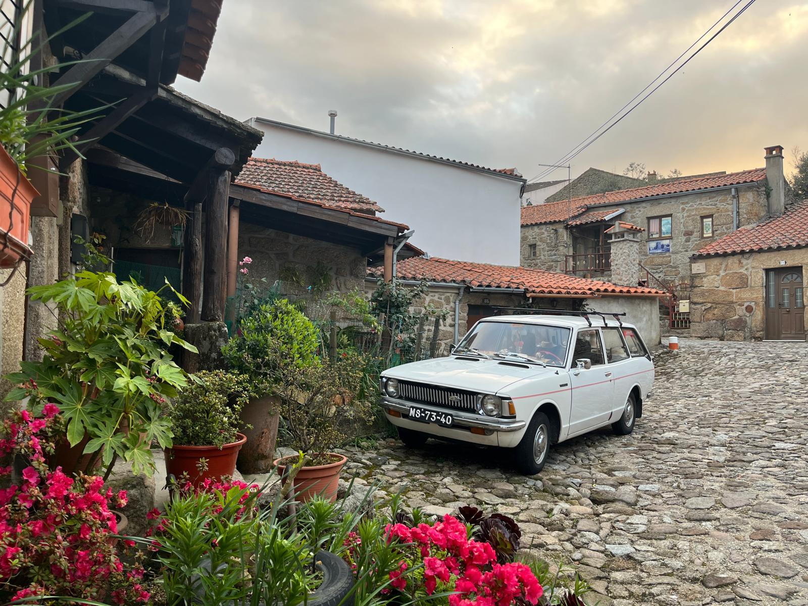 Un coche en las calles de Belmonte