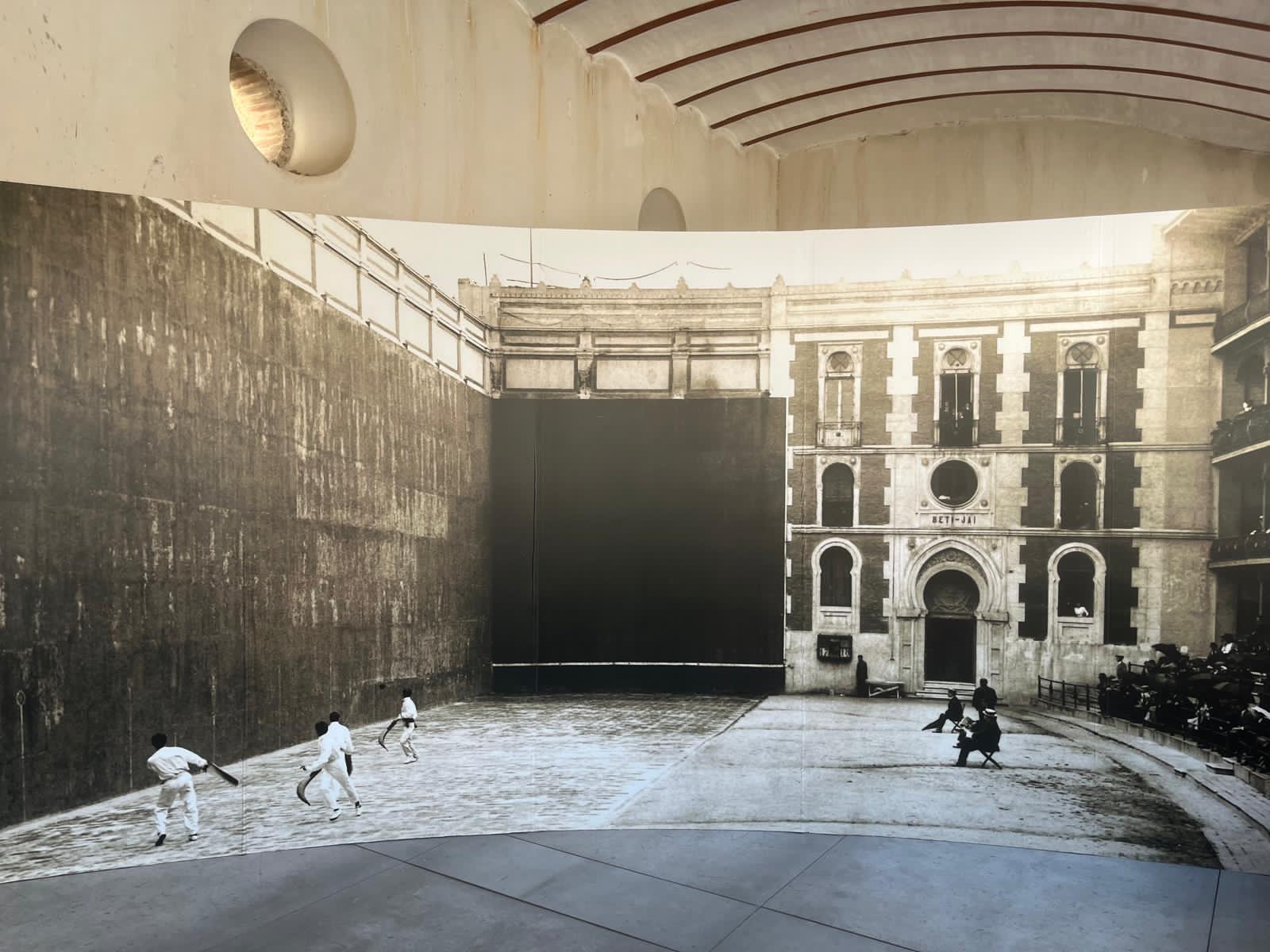 Vista histórica de la arquitectura neomudéjar del Frontón Beti-Jai