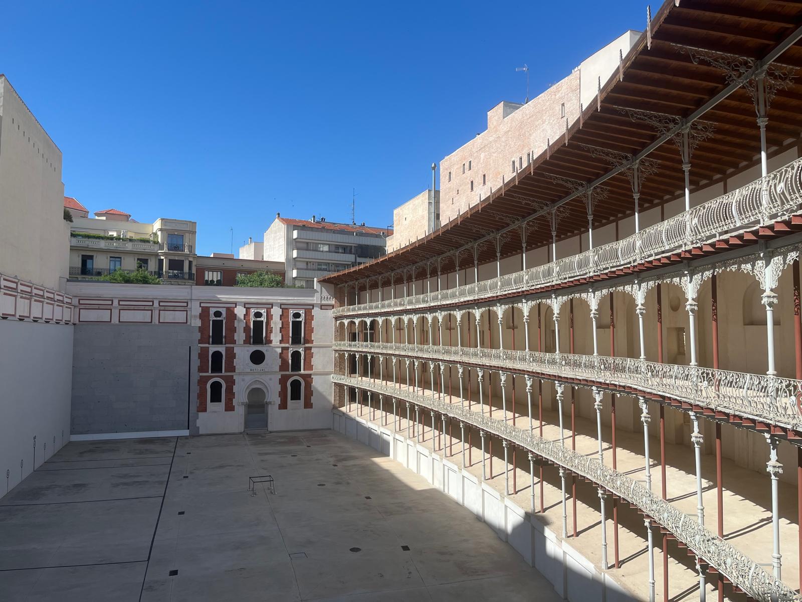 Cancha del Frontón Beti-Jai con su graderío neomudéjar en forma curva