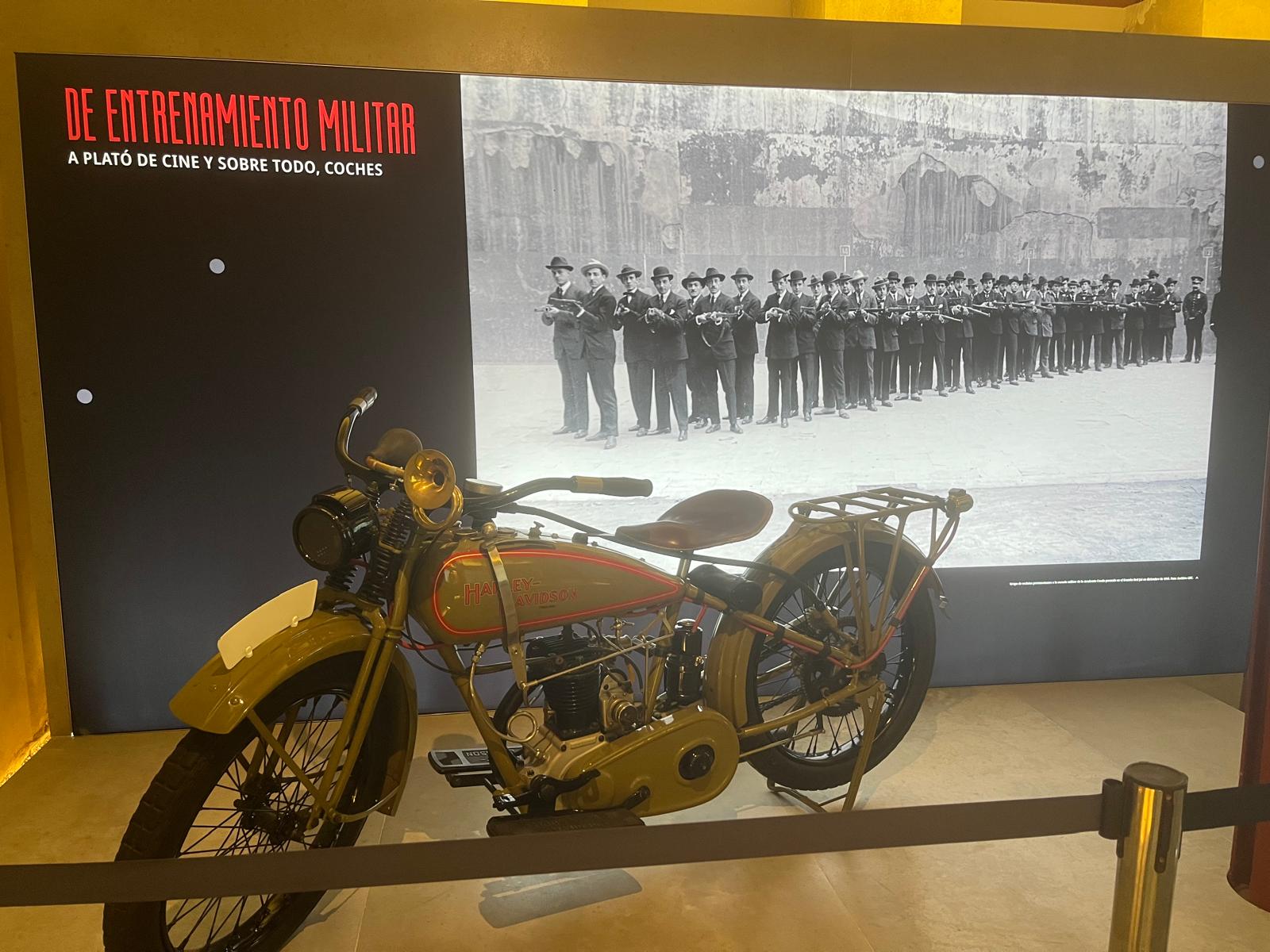 "Moto Harley-Davidson en el interior del Frontón Beti-Jai, durante su etapa como concesionario en Madrid