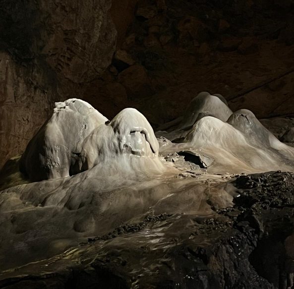 Formación rocosa conocida como "El Fantasma" en la Cueva de Valporquero, una figura natural que parece una silueta fantasmagórica dentro de la sala subterránea.